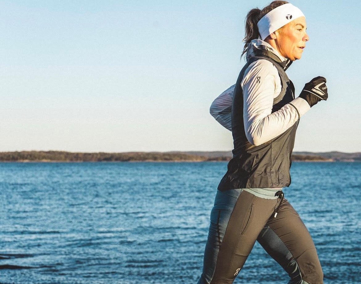 Emma Igelström joggar i vintersolen