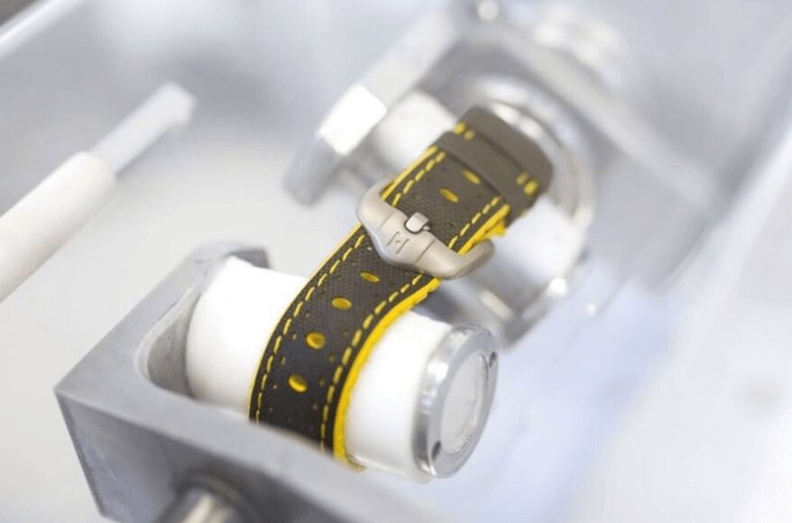 Hirsch klockarmband tillverkad med patenterad teknik