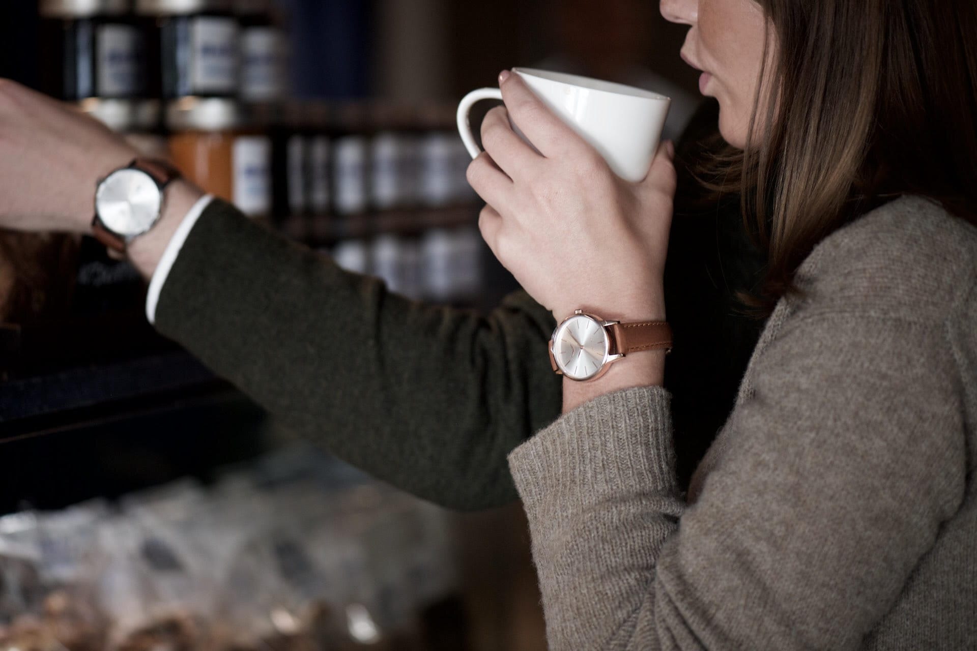 Man och kvinna dricker kaffe på café